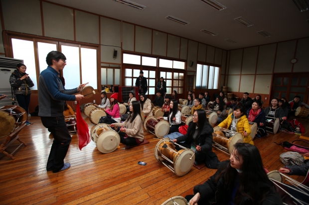 외국 대학생들이 한국문화체험 프로그램을 하고 있다.JPG