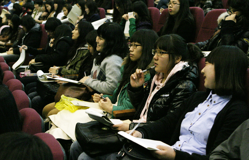 전북대 사회봉사 오리엔테이션에서 학생들이 사회봉사의 의미와 가치에 대해 듣고 있다..jpg