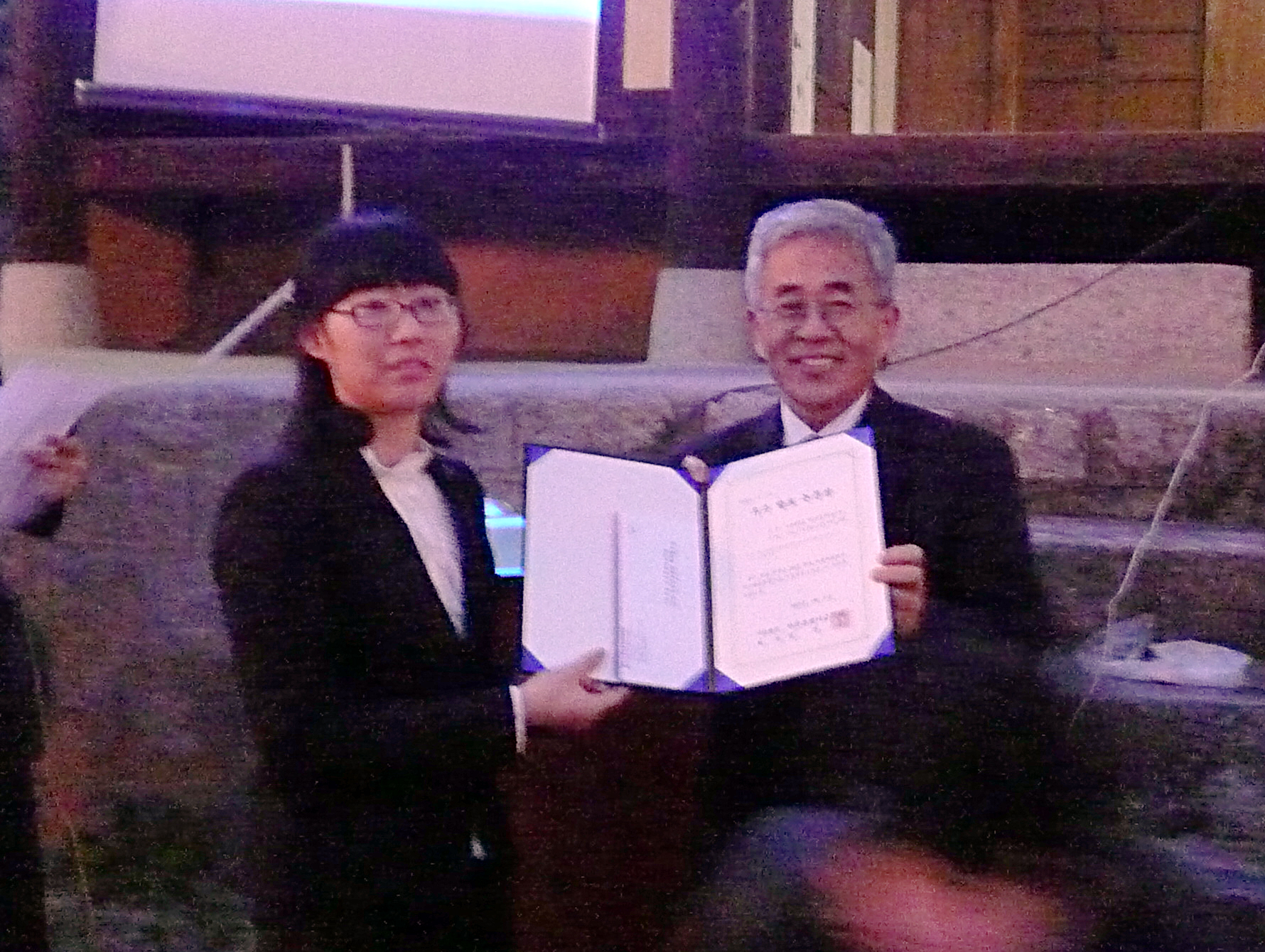 김나리씨(왼쪽)가 한국분말야금학회 학술대회에서 우수논문상을 수상하고 있다.jpg