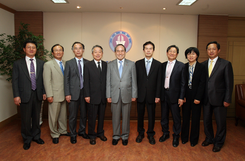 정봉우 신임 생활관장(왼쪽에서 네번째) 및 김기현 대학원장(왼쪽에서 6번재) 임명.jpg