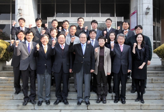 전북대학교 상반기 신임교수들이 서거석 총장과 함께 파이팅을 외치고 있다.jpg