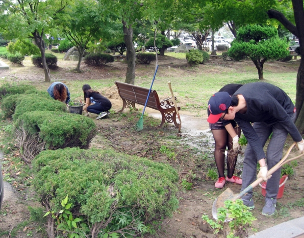 전북대 학생들이 인문대 주변 환경조성 봉사활동을 하고 있다.jpg