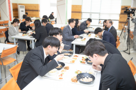 천원의 아침밥 3-천원의 아침밥을 먹고 있는 학생들.jpg