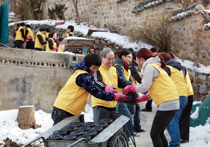 사랑의 연탄으로 나눔과 섬김 마음 실천 썸네일