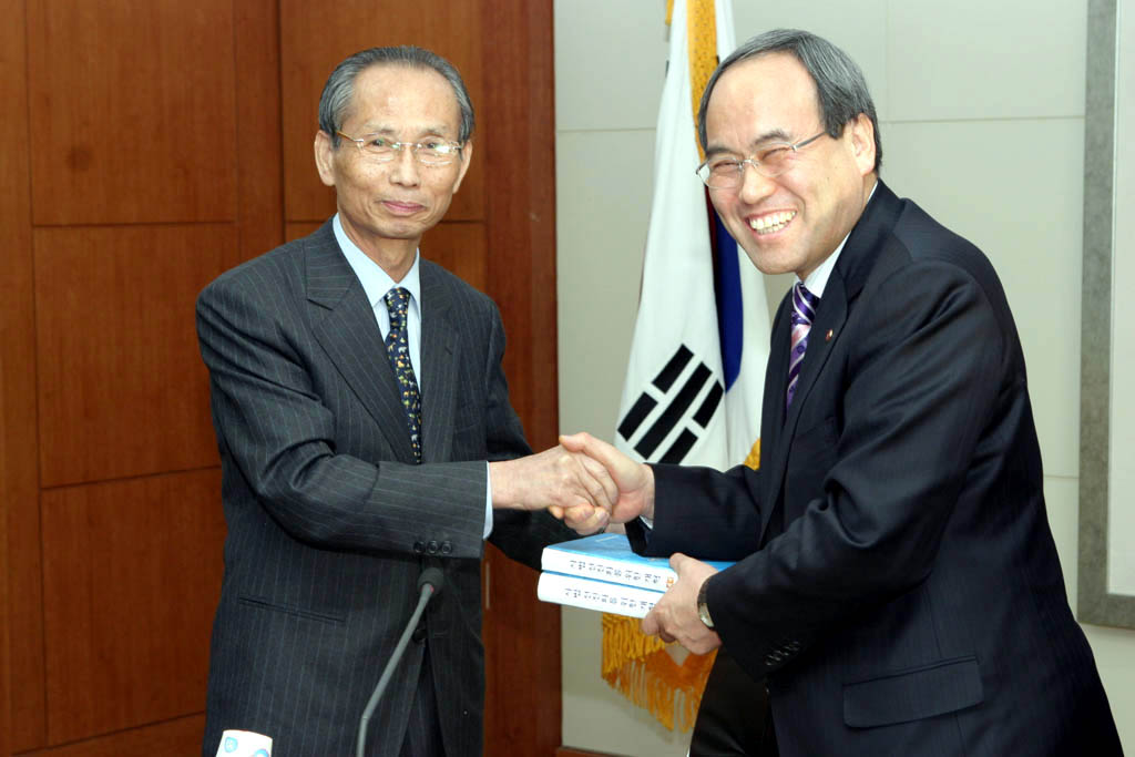 한승헌 동문(전 감사원장·변호사), 사개추위 백서 기증 썸네일