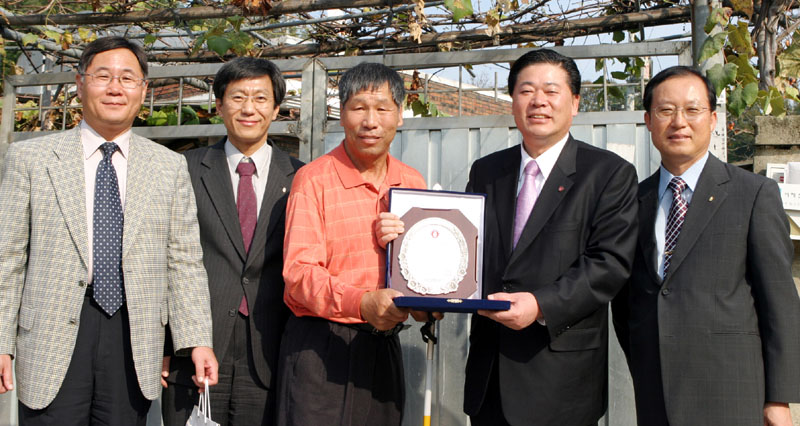 발전기금 유공자 함칠봉 씨에게 감사패 전달 썸네일