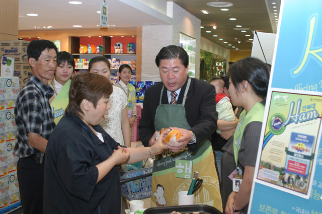 두재균 총장, 학교기업 활성화를 위한 일일 판매활동 나서 썸네일