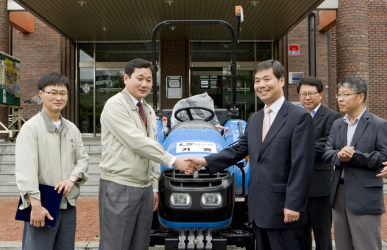 LS엠트론, 농생대에 실습용 트랙터 기증 썸네일